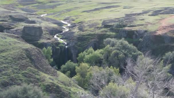 Voar Sobre Ravine Cai Montanha Mesa Oroville Califórnia — Vídeo de Stock