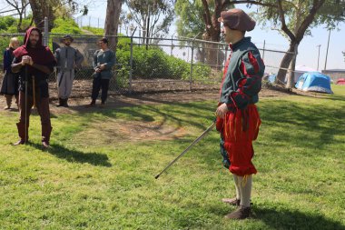 4-15-2023: Visalia, California: Rönesans Fuarında Dönem Kılıç Adamları