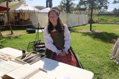 4-15-2023: Visalia, California: Rönesans Fuarında Dönem kostümlü kadın