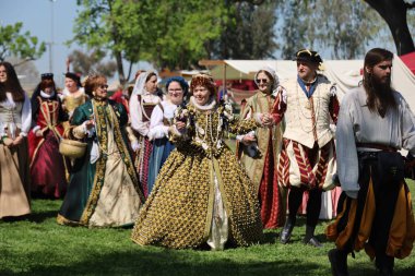 4-15-2023: Visalia, California: Rönesans Fuarında dönemin kostümleri içinde kraliyet geçidi