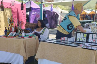 4-15-2023: Visalia, California: Rönesans Fuarında dönem kostümleri giyen insanlar