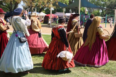 4-15-2023: Visalia, California: Rönesans Fuarında dönemin kostümleri içinde kraliyet geçidi