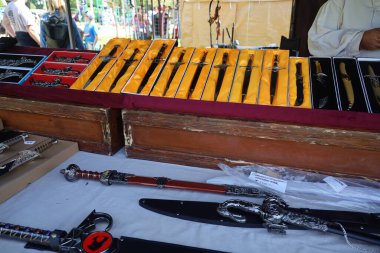 4-15-2023: Visalia, California: Rönesans Fuarında Dönem kostümleri içinde silah ve satıcılar