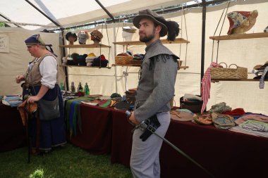 4-15-2023: Visalia, California: Rönesans Fuarında dönemin kostümleri içinde sanat eserleri ve satıcılar