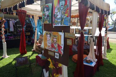 4-15-2023: Visalia, California: Rönesans Fuarında dönemin kostümleri içinde sanat eserleri ve satıcılar