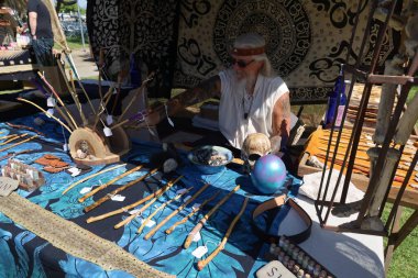 4-15-2023: Visalia, California: Rönesans Fuarında dönemin kostümleri içinde sanat eserleri ve satıcılar