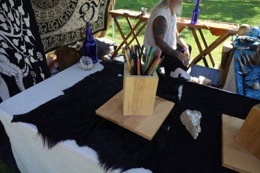 4-15-2023: Visalia, California: Rönesans Fuarında dönemin kostümleri içinde sanat eserleri ve satıcılar