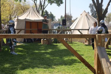 4-15-2023: Visalia, California: Rönesans Fuarında Şövalyeler Kılıç Dövüşü