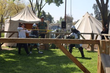 4-15-2023: Visalia, California: Rönesans Fuarında Şövalyeler Kılıç Dövüşü