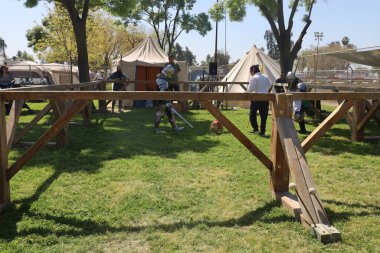 4-15-2023: Visalia, California: Rönesans Fuarında Şövalyeler Kılıç Dövüşü