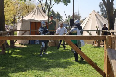 4-15-2023: Visalia, California: Rönesans Fuarında Şövalyeler Kılıç Dövüşü