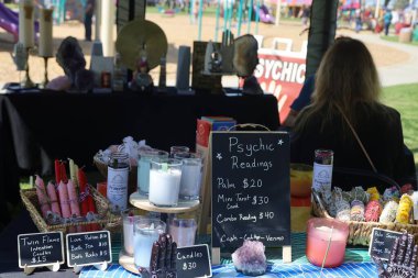 4-15-2023: Visalia, California: Kılıçlar Rönesans Fuarında sergileniyor