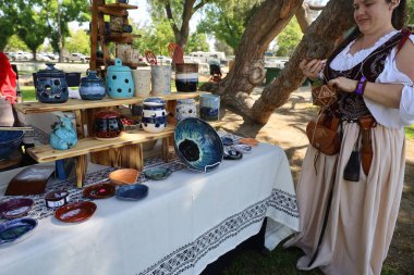 4-15-2023: Visalia, California: Rönesans Fuarında satıcılar ve sanat eserleri