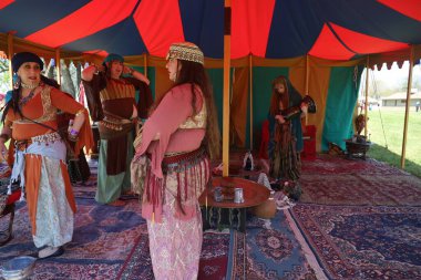 4-15-2023: Visalia, California: Rönesans Fuarında Dansçılar Dönem kostümleriyle