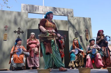 4-15-2023: Visalia, California: Rönesans Fuarında Dansçılar Dönem kostümleriyle