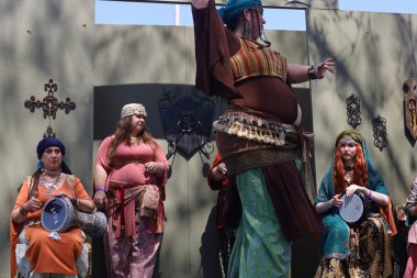 4-15-2023: Visalia, California: Rönesans Fuarında Dansçılar Dönem kostümleriyle