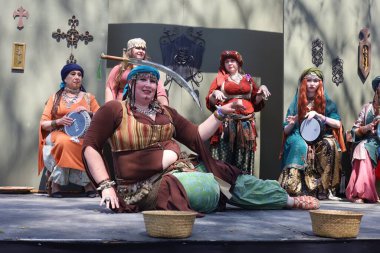 4-15-2023: Visalia, California: Rönesans Fuarında Dansçılar Dönem kostümleriyle