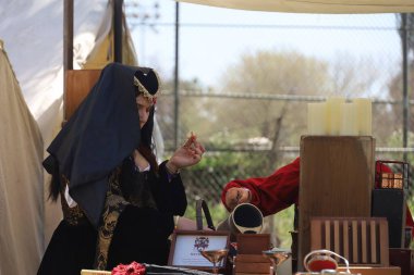 4-15-2023: Visalia, California: Rönesans Fuarında dönem kostümleri giyen insanlar