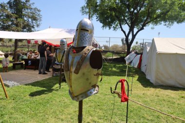 4-15-2023: Visalia, California: Rönesans Fuarında Şövalye zırhı
