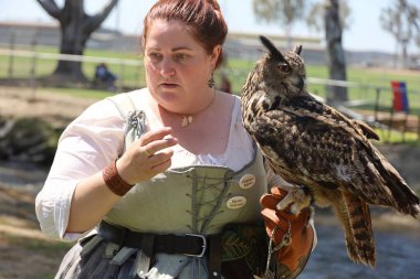 4-15-2023: Visalia, California: Kadın ve baykuşu Rönesans Fuarında