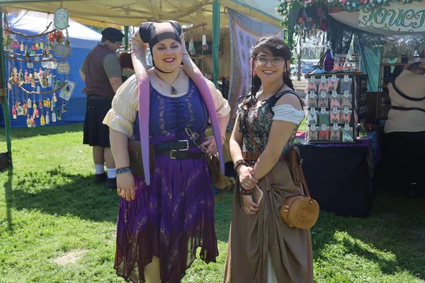 2023 Visalia Californië Twee Meisjes Historische Kostuums Een Renaissance Faire — Stockfoto