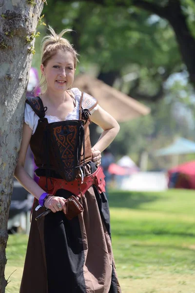 2023 Visalia Kalifornien Frau Historischen Kostümen Lehnt Auf Einem Renaissance — Stockfoto