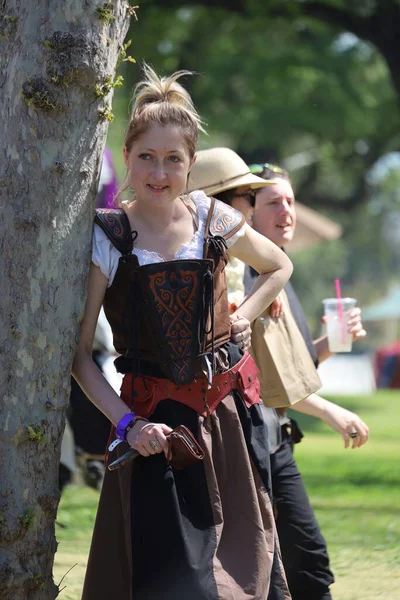 2023年4月15日 2023年 カリフォルニア州ビザリア ルネサンス フェアで木に寄りかかっていた時代衣装の女性 — ストック写真