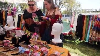 4-15-2023: Visalia, California: Rönesans Fuarı,