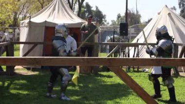 4-15-2023: Visalia, California: Rönesans Fuarı, Erkekler Kılıç Dövüşü