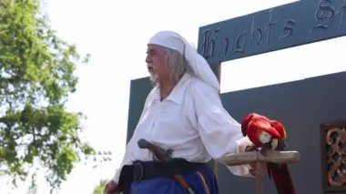 4-15-2023: Visalia, California: Rönesans Fuarı, PArrot Şov