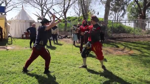 2023 Visalia Californie Renaissance Faire Combat Épée Des Hommes — Video