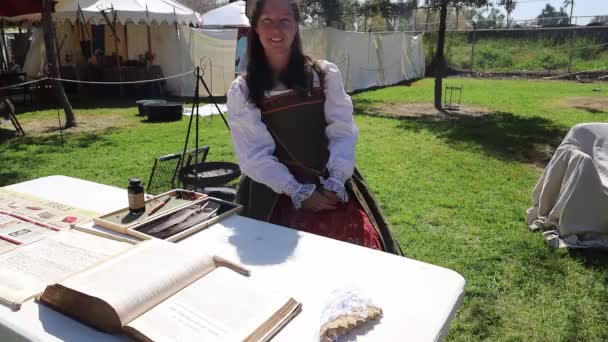 2023 Visalia California Renaissance Faire Woman Bible — стокове відео