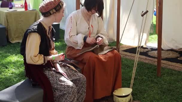 2023 Visalia California Renaissance Faire Women Knitting — Vídeo de stock