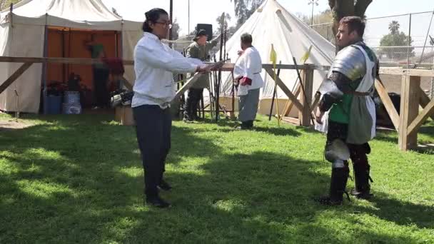2023 Visalia Калифорния Renaissance Faire Men Sword Fighting — стоковое видео