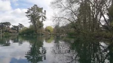 2-5-2023: San Francisco, California: Golden Gate Park 'taki Stow Gölü' nde kürek çekmek