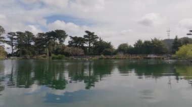 2-5-2023: San Francisco, California: Golden Gate Park 'taki Stow Gölü' nde kürek çekmek