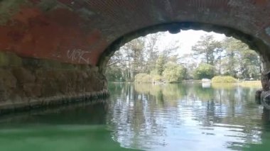 2-5-2023: San Francisco, California: Golden Gate Park 'taki Stow Gölü' nde kürek çekmek