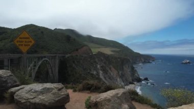 Kaliforniya 'nın Big Sur sahili havacılık videosu