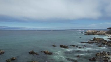 Monterey, California 'da Aşıklar Noktası üzerinde uçuyor