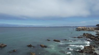 Monterey, California 'da Aşıklar Noktası üzerinde uçuyor