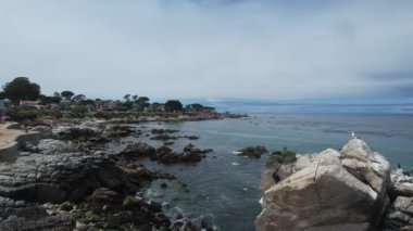 Monterey, California 'da Aşıklar Noktası üzerinde uçuyor