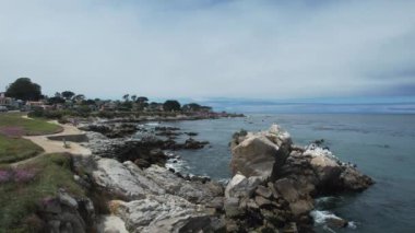 Monterey, California 'da Aşıklar Noktası üzerinde uçuyor
