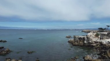 Monterey, California 'da Aşıklar Noktası üzerinde uçuyor