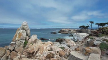 Monterey, California 'da Aşıklar Noktası üzerinde uçuyor