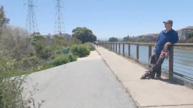 6-12-2022: Belmont, California: Oracle California yakınlarında Belmont Bataklığı yolunda bisiklet sürmek