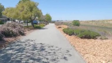 6-12-2022: Belmont, California: Oracle California yakınlarında Belmont Bataklığı yolunda bisiklet sürmek