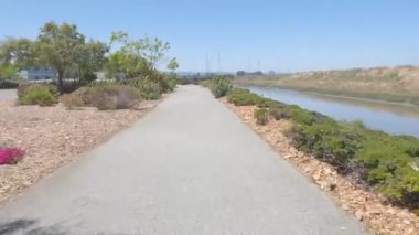 6-12-2022: Belmont, California: Oracle California yakınlarında Belmont Bataklığı yolunda bisiklet sürmek