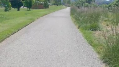 6-12-2022: Belmont, California: Oracle California yakınlarında Belmont Bataklığı yolunda bisiklet sürmek