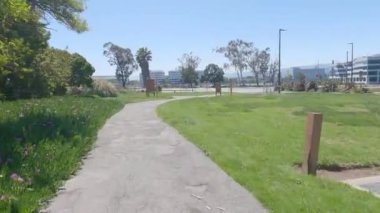 6-12-2022: Belmont, California: Oracle California yakınlarında Belmont Bataklığı yolunda bisiklet sürmek