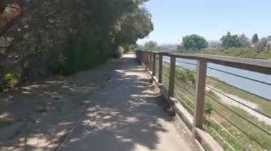 6-12-2022: Belmont, California: Oracle California yakınlarında Belmont Bataklığı yolunda bisiklet sürmek